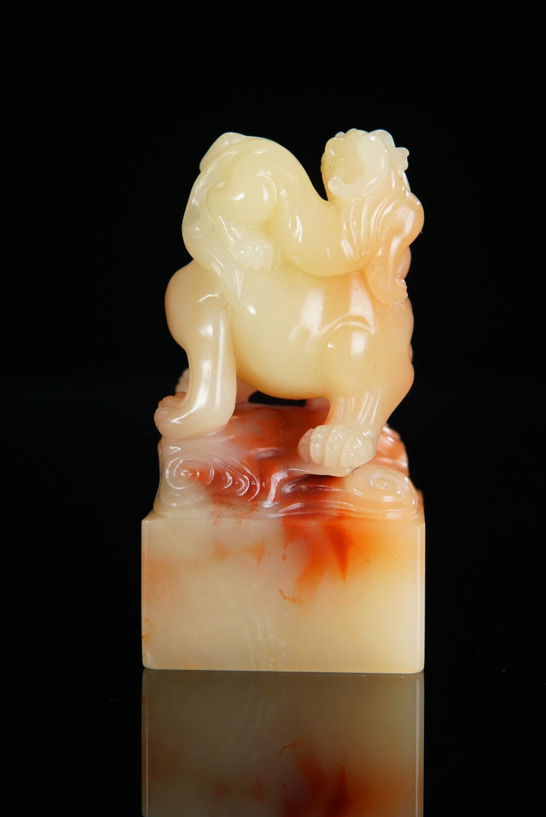 方寸藏珍·寿山田黄印章专场（一） 寿山三彩芙蓉石《携子上朝》钮章