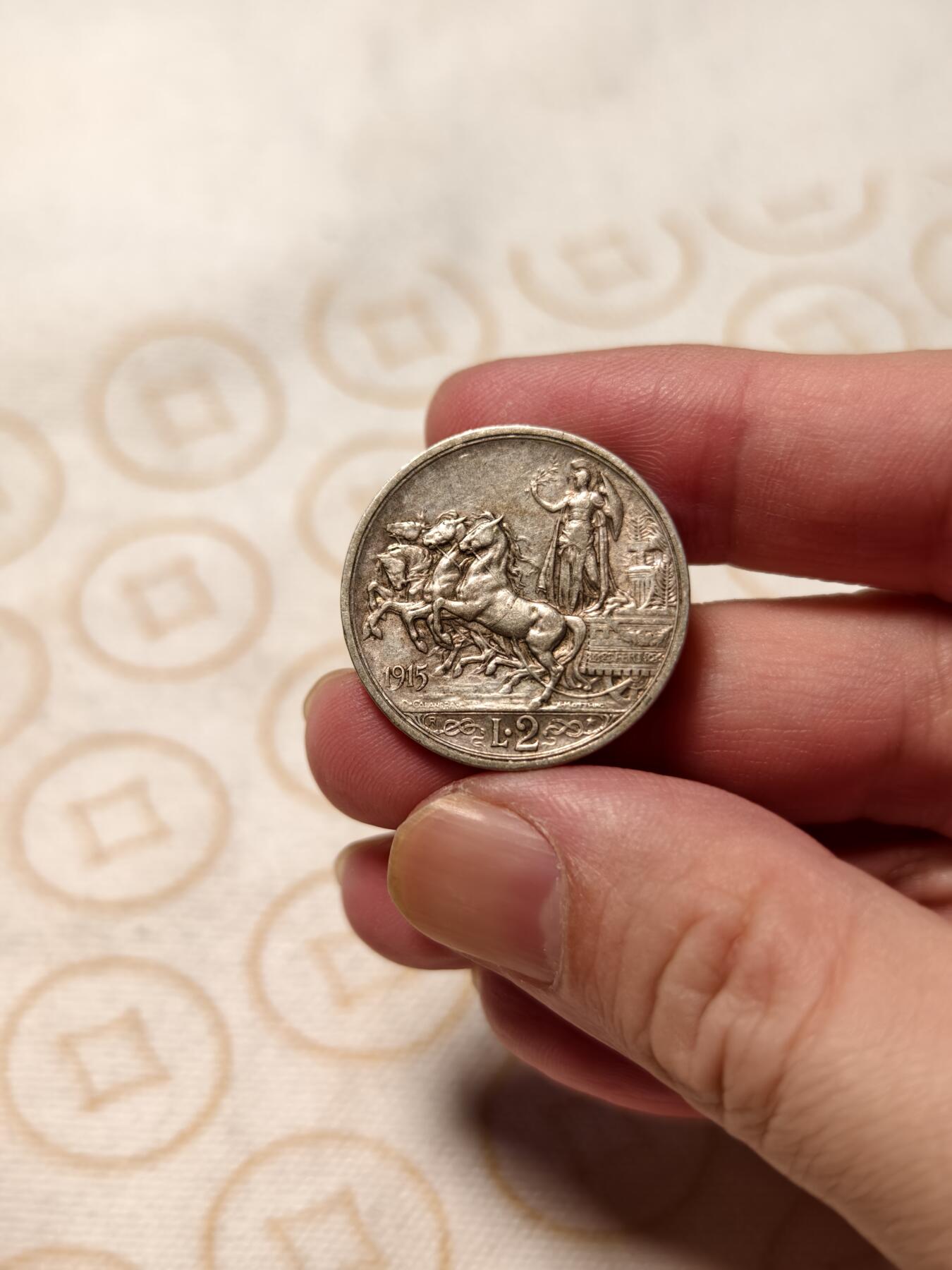 抚柳草堂-第九期章牌钱币（大寒专场） 奖章勋章限时免佣 满百包邮 放漏专场 1915意大利维克托里奥努玛埃莱三世 马车2里拉银币 重10g 雕刻精美细节到位 非常漂亮的品种