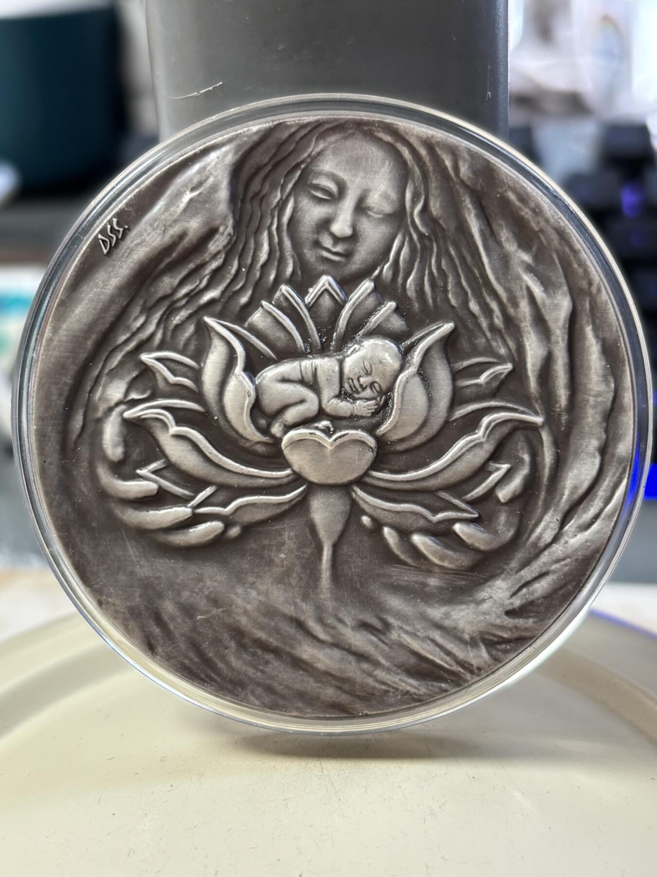 第188期拍卖 铸梦系列银章《铸梦·淳爱》纪念银章带盒证书，150克，999银，材料价3255