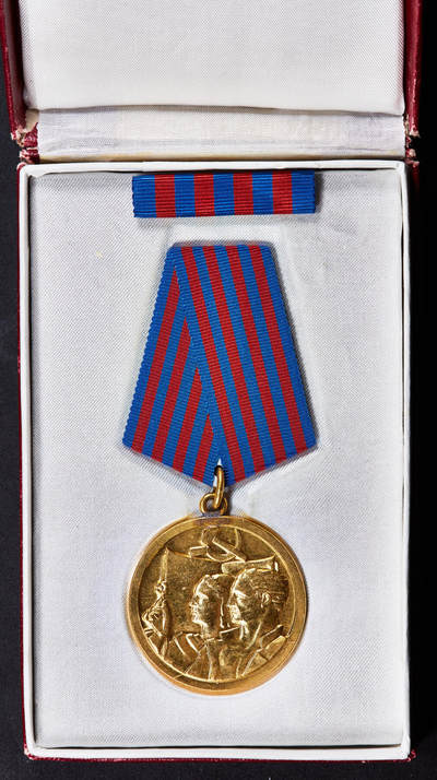 【俄甄集藏】“万象更新、马呈祥瑞”迎新春俄甄精品场-2026年(047)01-21 星期三 晚 19:30 全场包邮 - 南斯拉夫劳动奖章，原盒带略，铜质镀金，直径：36mm，外盒老化开裂