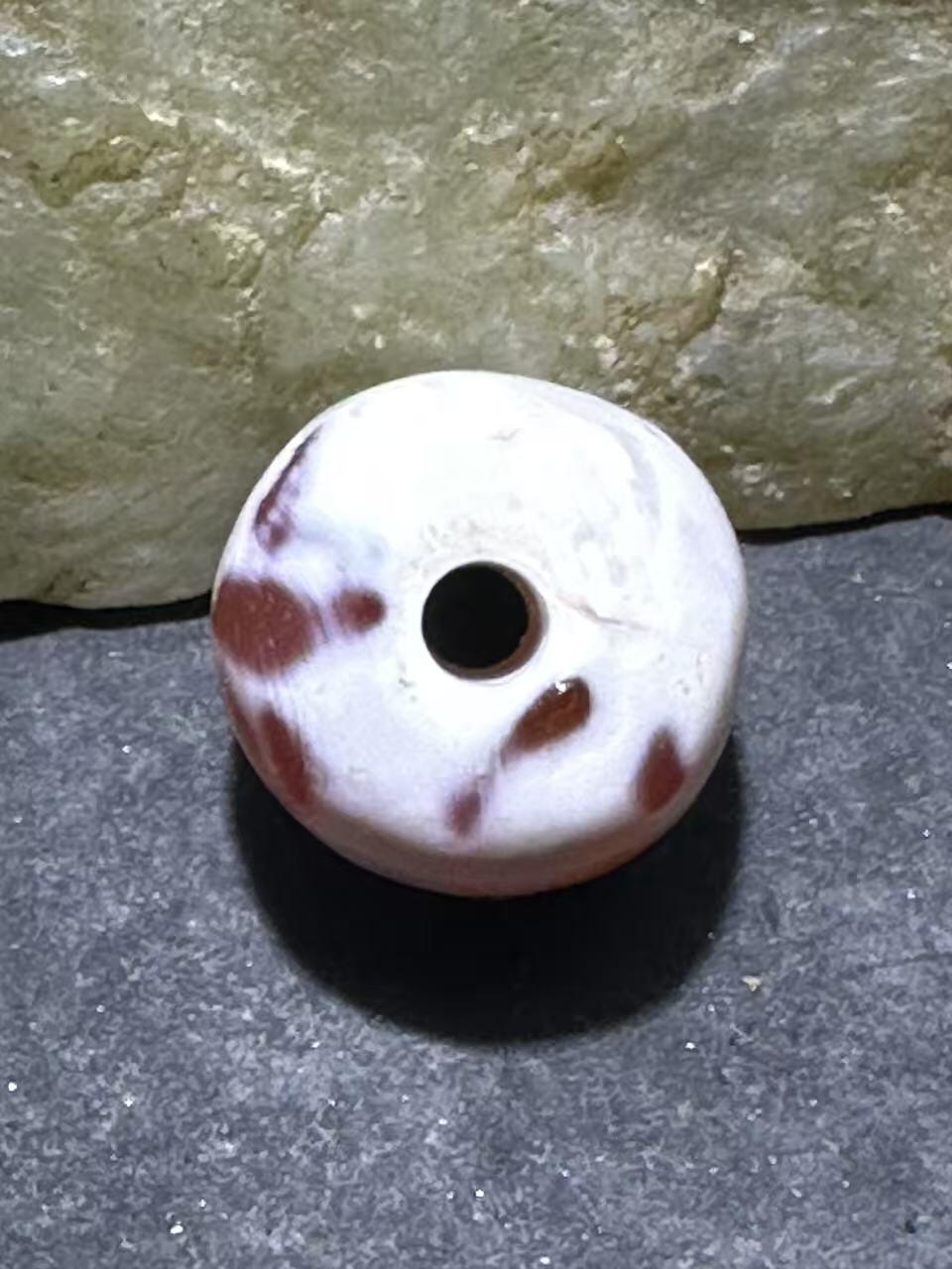 高玉化风化纹奶油皮玛瑙随形老形桶珠一颗