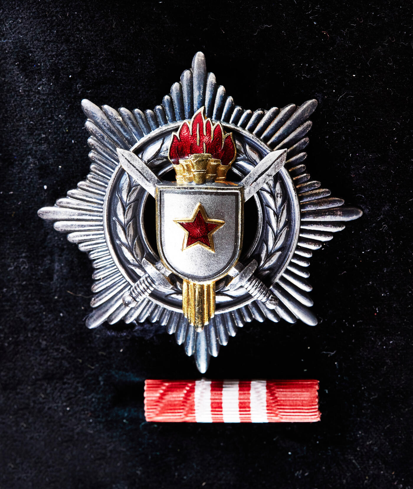 【俄甄集藏】“万象更新、马呈祥瑞”迎新春俄甄精品场-2026年(047)01-21 星期三 晚 19:30 全场包邮 南斯拉夫三级军事功勋勋章，原盒，铜质镀银局部珐琅，全品，五火炬版，直径：65mm，重量：64.47克