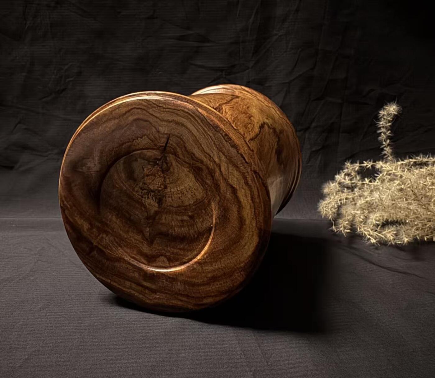 零元拍：海南黄花梨大笔筒，近十斤料整颗料抠出，口径：110/136/底104MM，山峰纹理漂亮