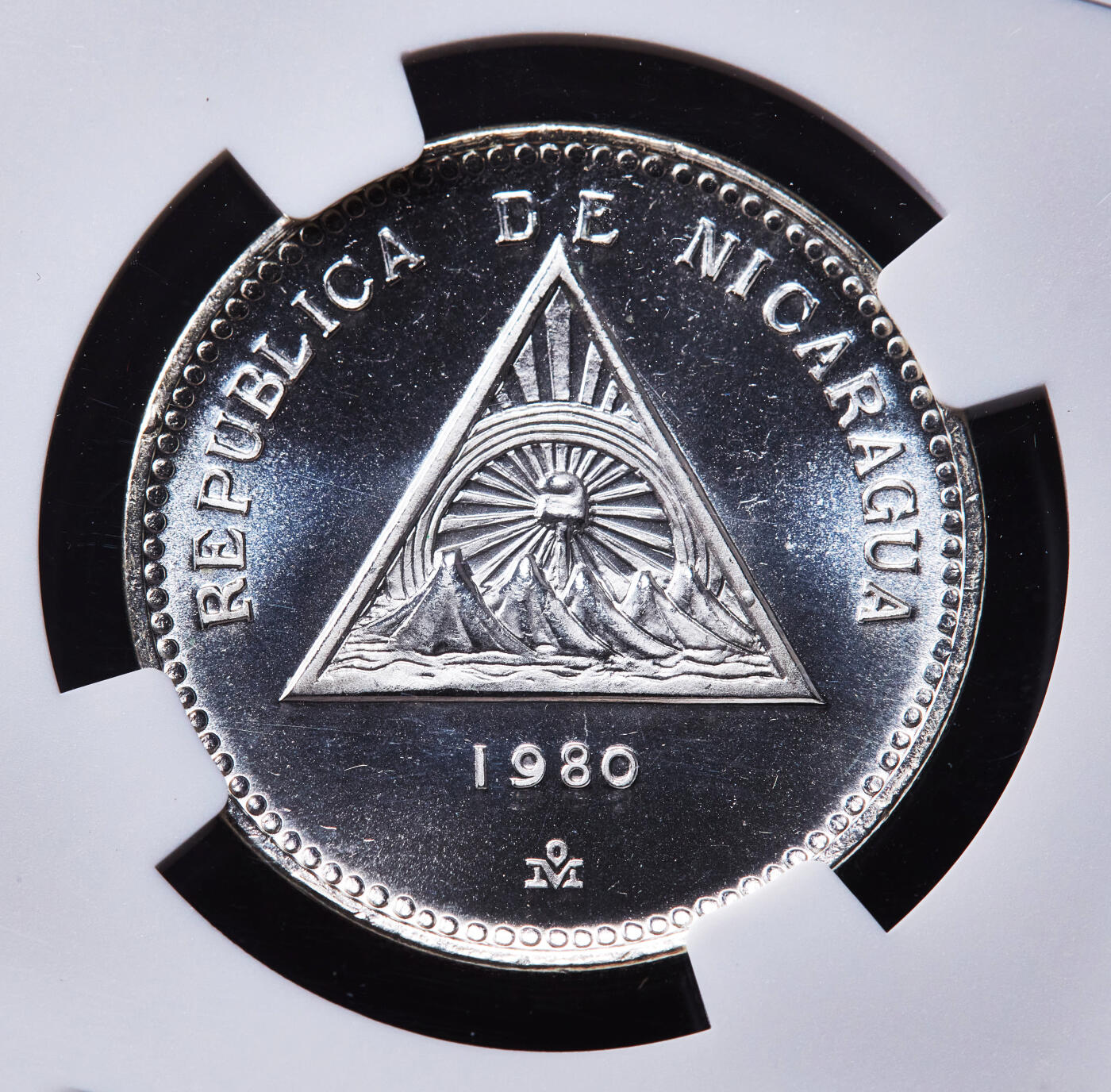 【俄甄集藏】“万象更新、马呈祥瑞”迎新春俄甄精品场-2026年(047)01-21 星期三 晚 19:30 全场包邮 尼加拉瓜1980年纪念革命胜利一周年民族英雄系列500科多巴精制银币3枚套，NGC PF65-67CAMEO，奥古斯托·塞萨尔·桑迪诺、里戈韦托·洛佩斯·佩雷斯、多巴斯·卡洛斯·丰塞卡，单枚重14克，925银，发行量均为7000枚，含纯银共38.85可