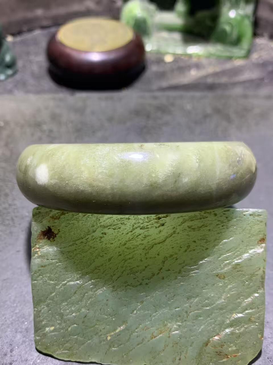 精美青海料和田玉手镯一只，