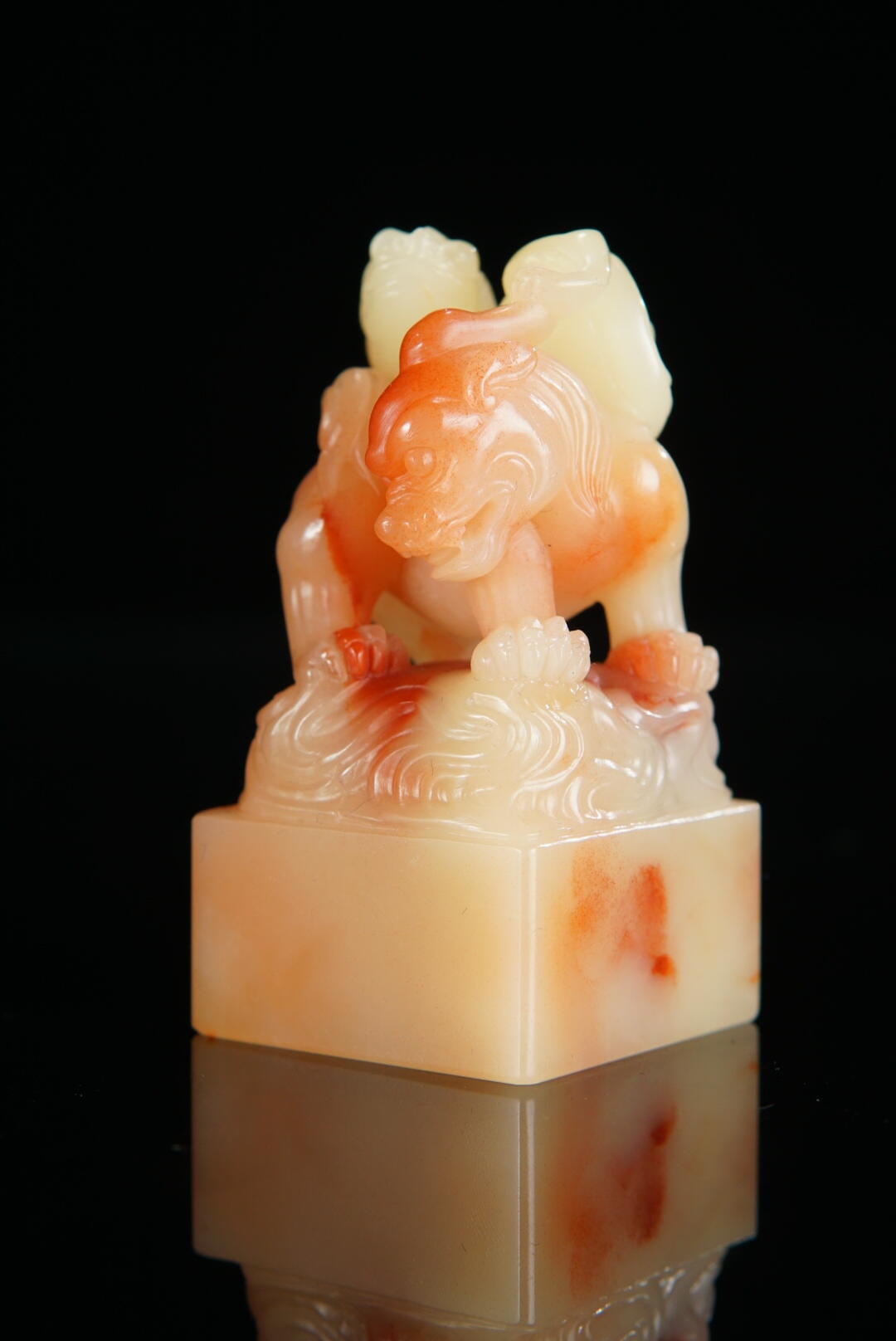 方寸藏珍·寿山田黄印章专场（一） 寿山三彩芙蓉石《携子上朝》钮章