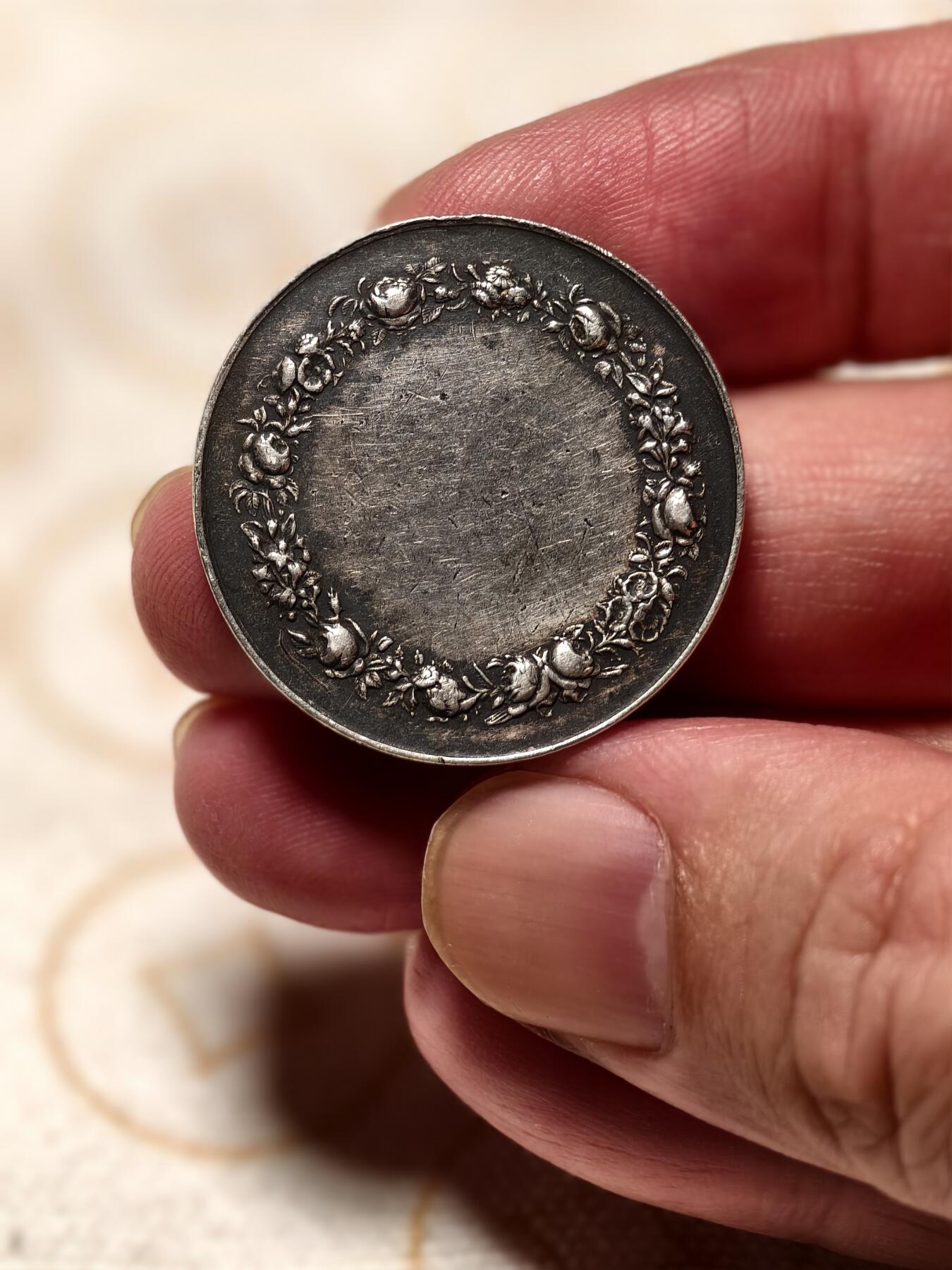 抚柳草堂-第九期章牌钱币（大寒专场） 奖章勋章限时免佣 满百包邮 放漏专场 19世纪法国婚姻与爱情纪念银章  950银12.4g  29.5mm  丰饶角1ar边铭  细节非常好无磕无划未刻名 可以自用