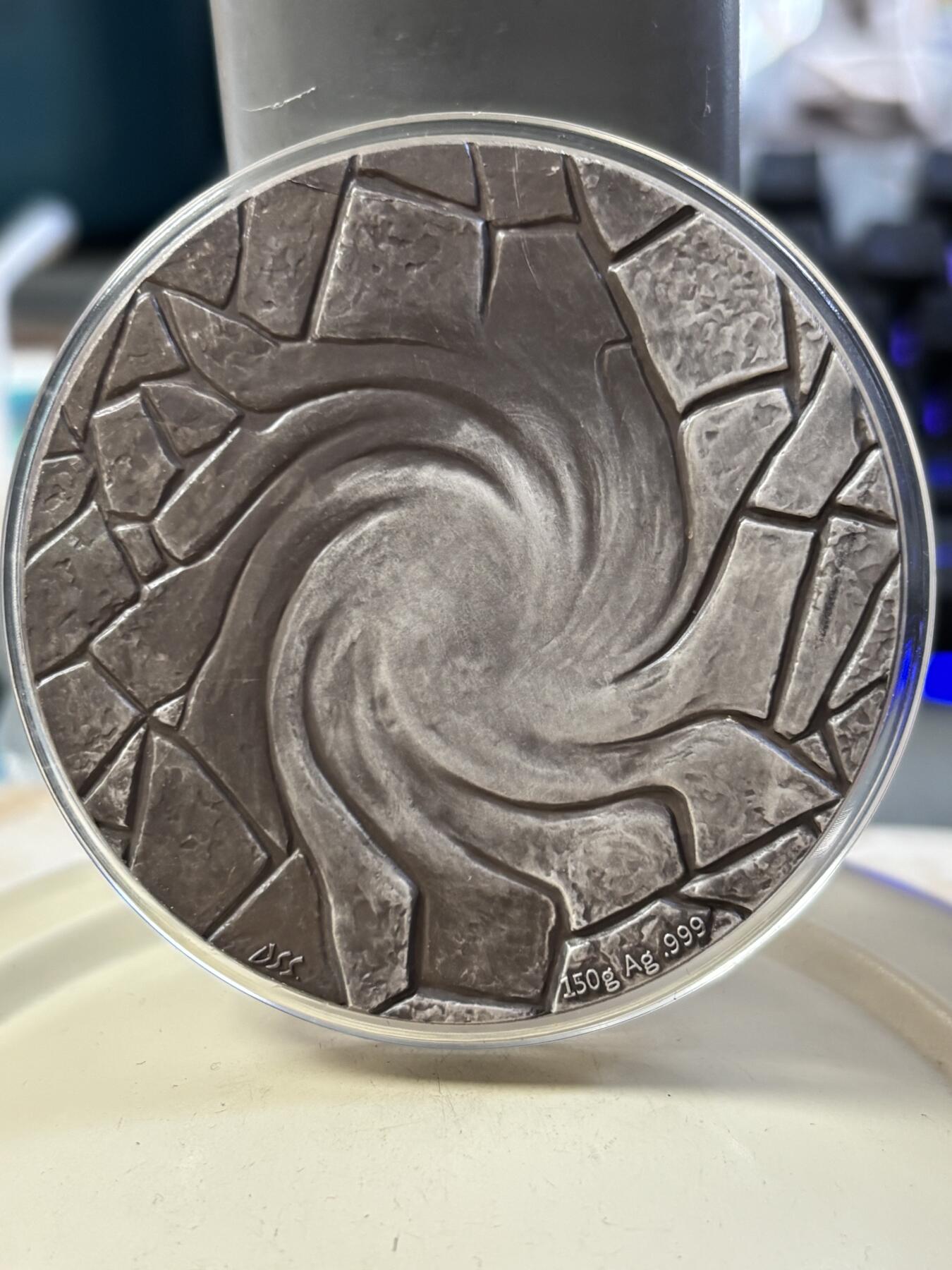 第188期拍卖 铸梦系列银章《铸梦·淳爱》纪念银章带盒证书，150克，999银，材料价3255