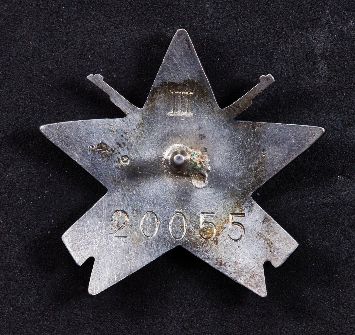 【俄甄集藏】“万象更新、马呈祥瑞”迎新春俄甄精品场-2026年(047)01-21 星期三 晚 19:30 全场包邮 南斯拉夫三战游击队之星勋章，萨格勒布制造版，20055号，银质珐琅库存全品，直径：40mm，纯银部分重量：17.93克