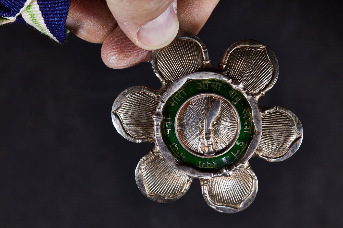 【俄甄集藏】“万象更新、马呈祥瑞”迎新春俄甄精品场-2026年(047)01-21 星期三 晚 19:30 全场包邮 尼泊尔王国四级骑士团勋章(त्रिशक्ति पट्ट/Order of Tri Shakti Patta/Order of the Three Divine Powers)，银质局部珐琅，授予为国家做出杰出贡献的尼泊尔公民以及热爱尼泊尔王国的外籍人士，直径：62mm，重量：56.9克，稀有品种，珐琅完好的难得一见