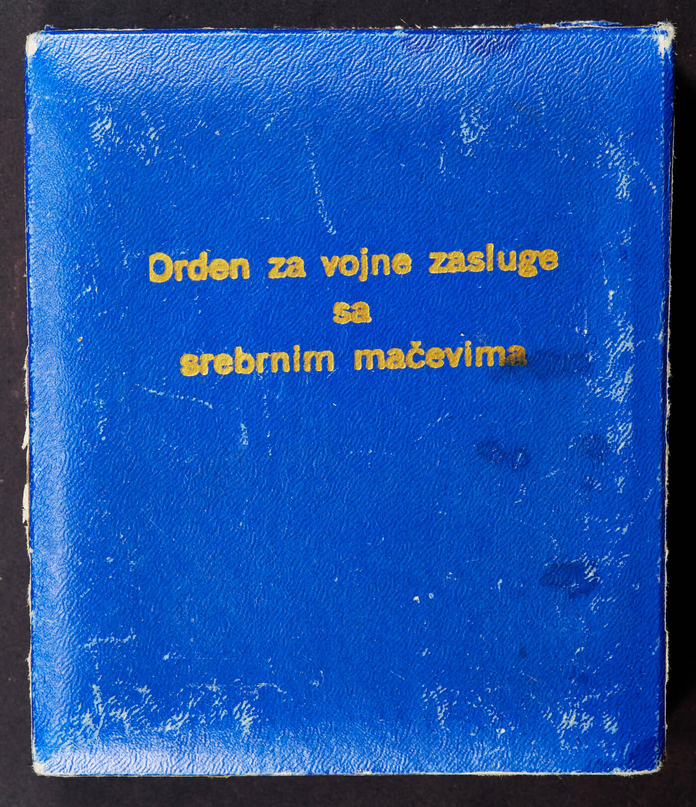 【俄甄集藏】“万象更新、马呈祥瑞”迎新春俄甄精品场-2026年(047)01-21 星期三 晚 19:30 全场包邮 南斯拉夫三级军事功勋勋章，原盒，铜质镀银局部珐琅，全品，五火炬版，直径：65mm，重量：64.47克