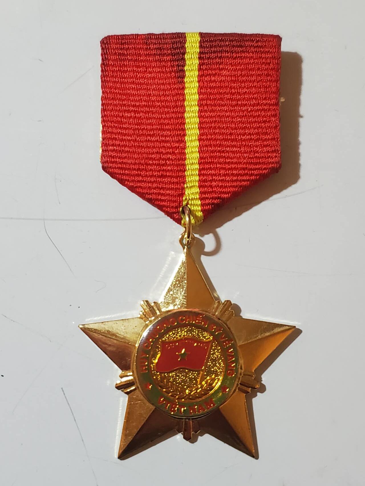 韵星假日拍卖第三十七期 -- Rimey Holidays Auction 37 越南社会主义共和国06版三级光荣战士奖章 06改革后光荣战士勋章改为奖章 但是等级一样 铜镀金 好品