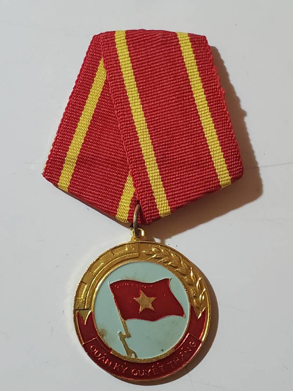 韵星假日拍卖第三十七期 -- Rimey Holidays Auction 37 越南社会主义共和国决胜军旗奖章 最高等级奖章 序列高于一级光荣战士勋章