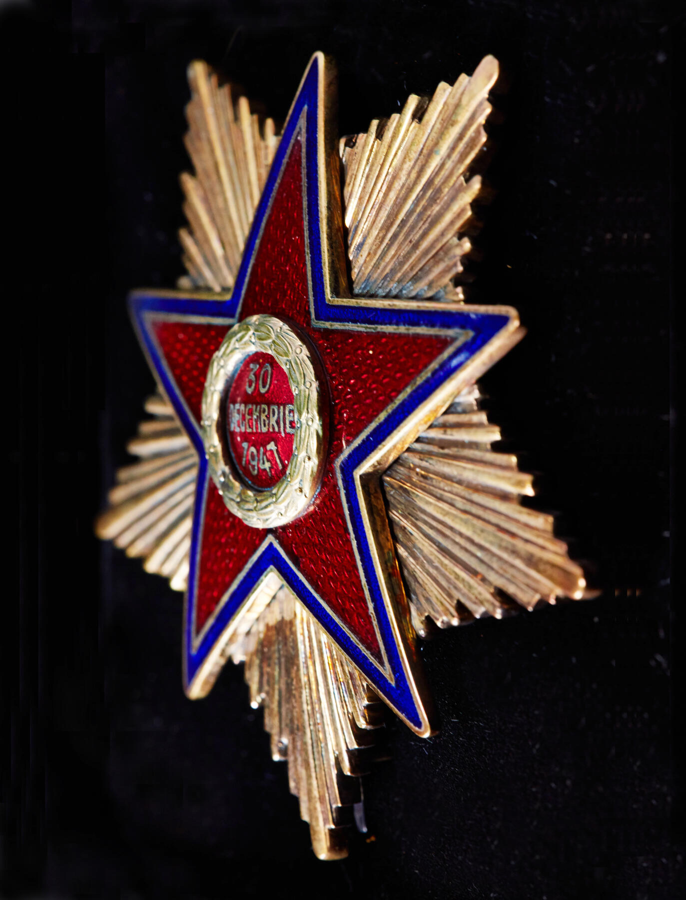 【俄甄集藏】“万象更新、马呈祥瑞”迎新春俄甄精品场-2026年(047)01-21 星期三 晚 19:30 全场包邮 罗马尼亚社会主义共和国1948-1966年一级共和国之星勋章，罗马尼亚社会主义时期最高等级勋章之一，银质镀金局部珐琅，直径：70mm，重量：70.76克，发行量约200枚