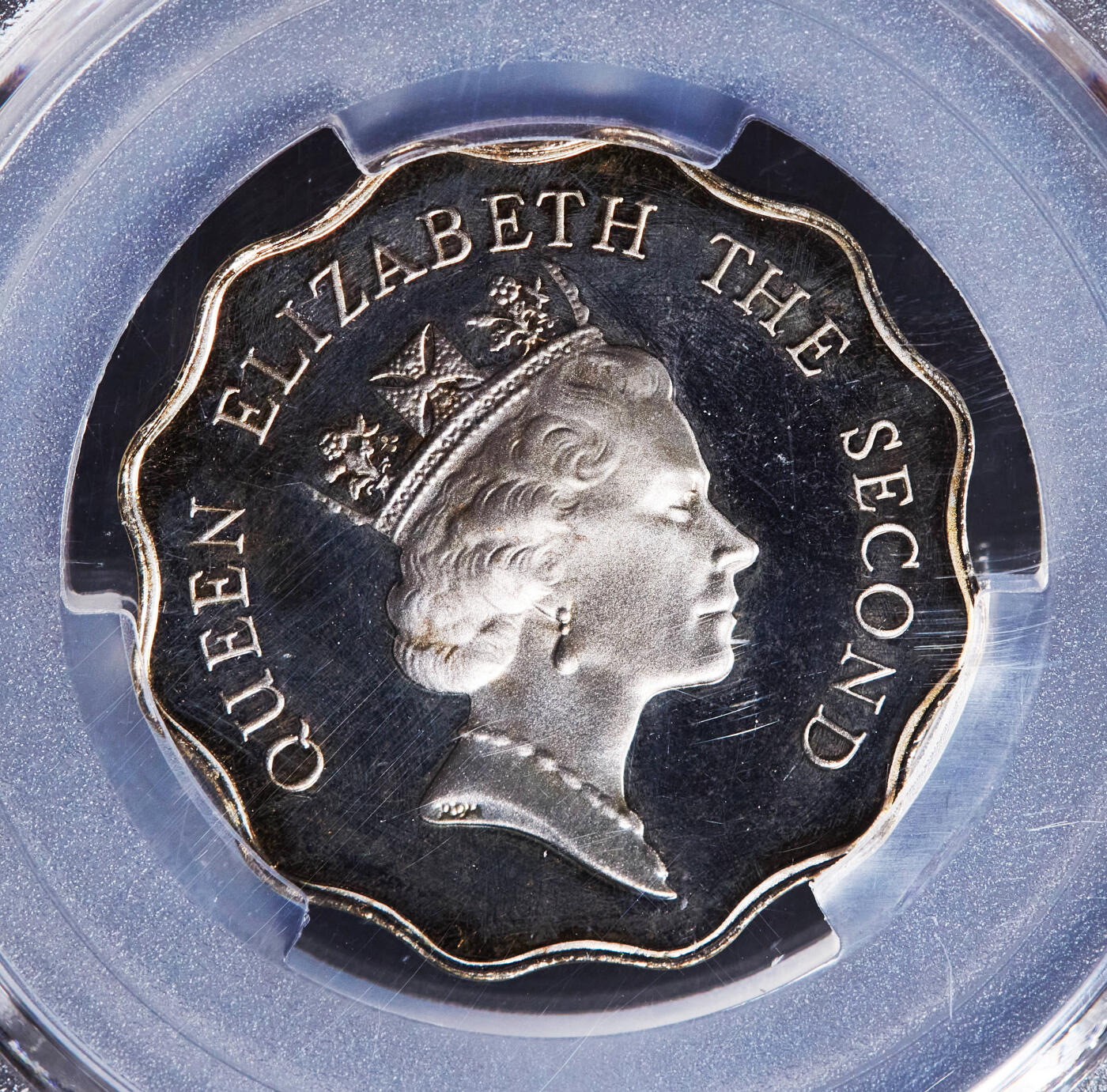 【俄甄集藏】“万象更新、马呈祥瑞”迎新春俄甄精品场-2026年(047)01-21 星期三 晚 19:30 全场包邮 英属香港1988年伊丽莎白二世2元精制镍币，PCGS PR67DC，精制稀少，只发行20000枚