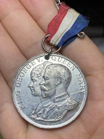 2026年第十场(总第一百七十九场）外国好品散币场(免佣金) - 原光好品–英国🇬🇧1935年纪念章，直径38.3毫米，厚1.7毫米，重20.63克(乔治五世和玛丽王后登基25周年银禧纪念章)