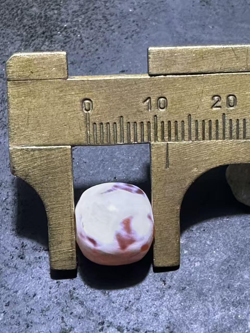 高玉化风化纹奶油皮玛瑙随形老形桶珠一颗