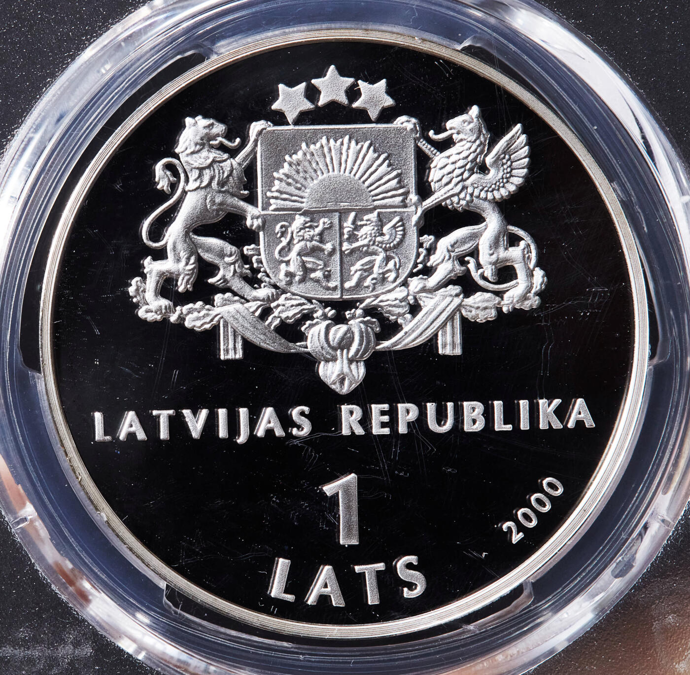 【俄甄集藏】“万象更新、马呈祥瑞”迎新春俄甄精品场-2026年(047)01-21 星期三 晚 19:30 全场包邮 拉脱维亚2000年UNICEF联合国儿童基金会1拉特精制大银币，PCGS PR69DC，重34.47克，925银，发行量6000枚，少见品种