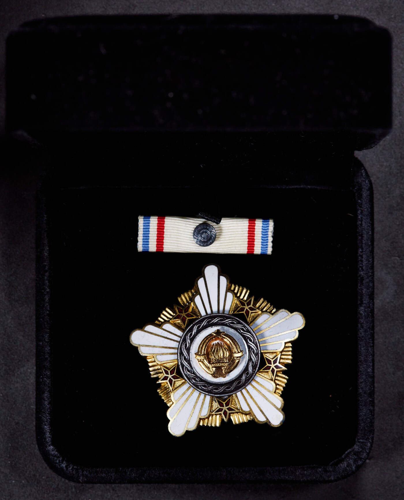 【俄甄集藏】“万象更新、马呈祥瑞”迎新春俄甄精品场-2026年(047)01-21 星期三 晚 19:30 全场包邮 南斯拉夫二级共和国勋章，银质镀金局部珐琅，带勋略，1960年第一版，高等级，直径：48mm，重量：35.35克