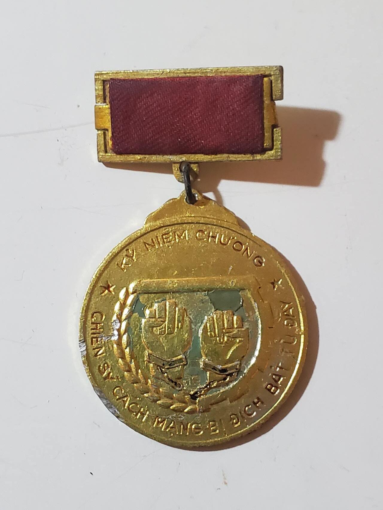 韵星假日拍卖第三十七期 -- Rimey Holidays Auction 37 越南革命政治犯奖章 颁发给被法国或者美国囚禁的越南革命人士 获得难度高