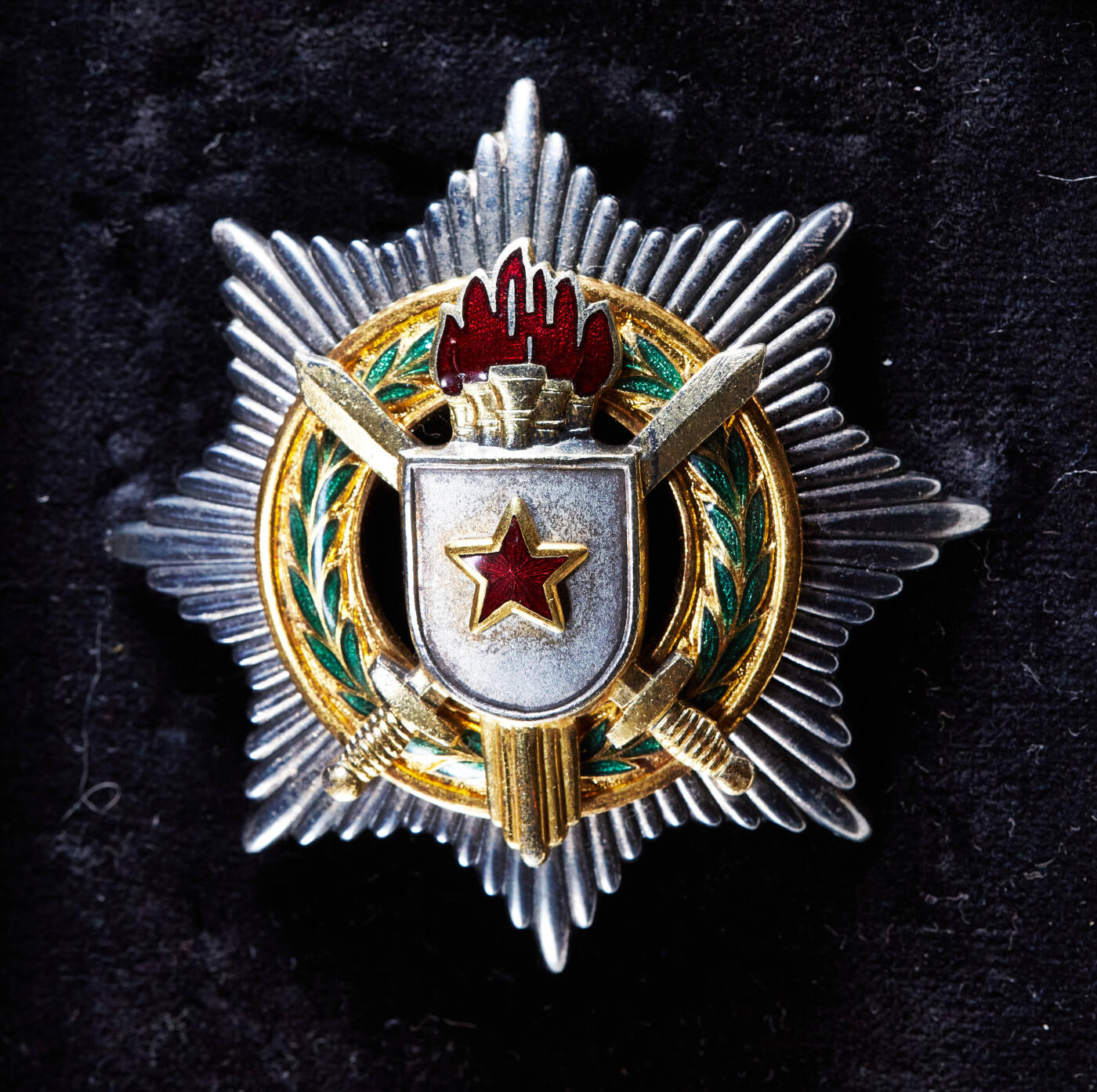 【俄甄集藏】“万象更新、马呈祥瑞”迎新春俄甄精品场-2026年(047)01-21 星期三 晚 19:30 全场包邮 南斯拉夫二级军事功勋勋章，原盒带证，银质珐琅局部镀金，全品，五火炬版，直径：65mm，重量：62.83克，900银