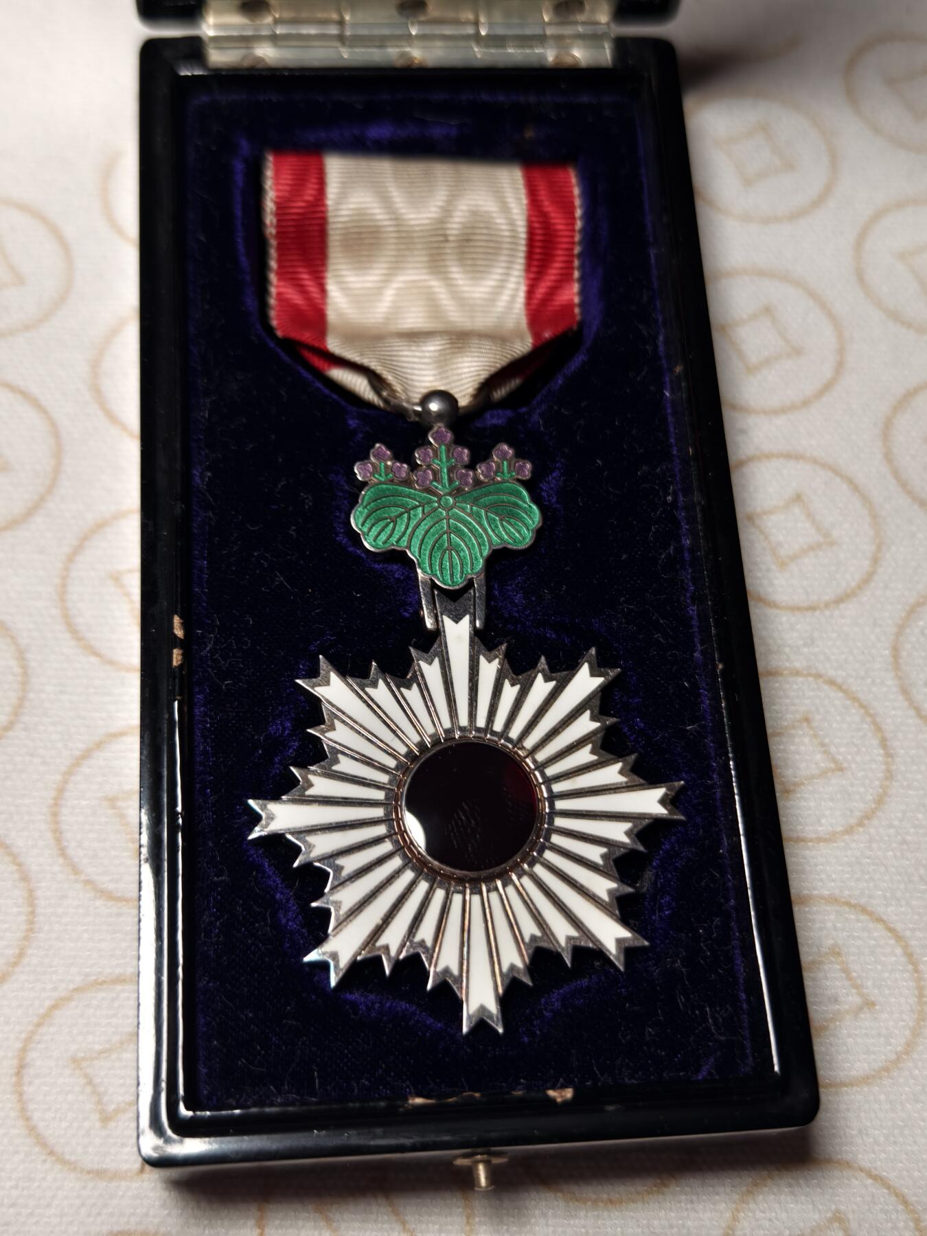 抚柳草堂-第九期章牌钱币（大寒专场） 奖章勋章限时免佣 满百包邮 放漏专场 勋六等单光旭日章 二战时期版本 银质36g 七宝烧状态很好原盒品相如图