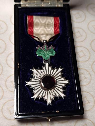 抚柳草堂-第九期章牌钱币（大寒专场） 奖章勋章限时免佣 满百包邮 放漏专场 - 勋六等单光旭日章 二战时期版本 银质36g 七宝烧状态很好原盒品相如图