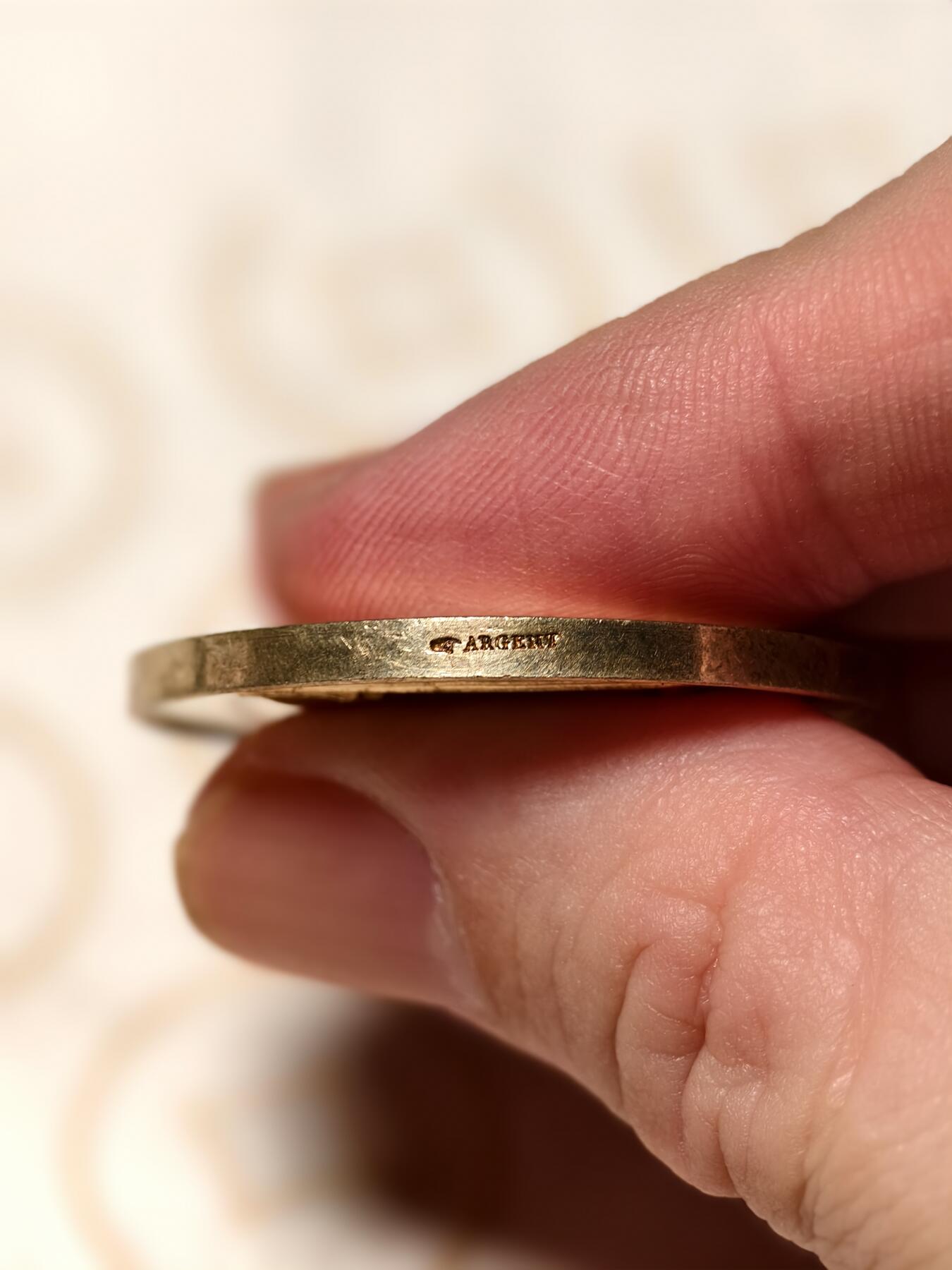 抚柳草堂-第九期章牌钱币（大寒专场） 奖章勋章限时免佣 满百包邮 放漏专场 1860法国婚姻与爱情纪念镀金银章  950银18.7g  早期手指银标 原铸精品 手刻字漂亮 细节非常好镀金层完美