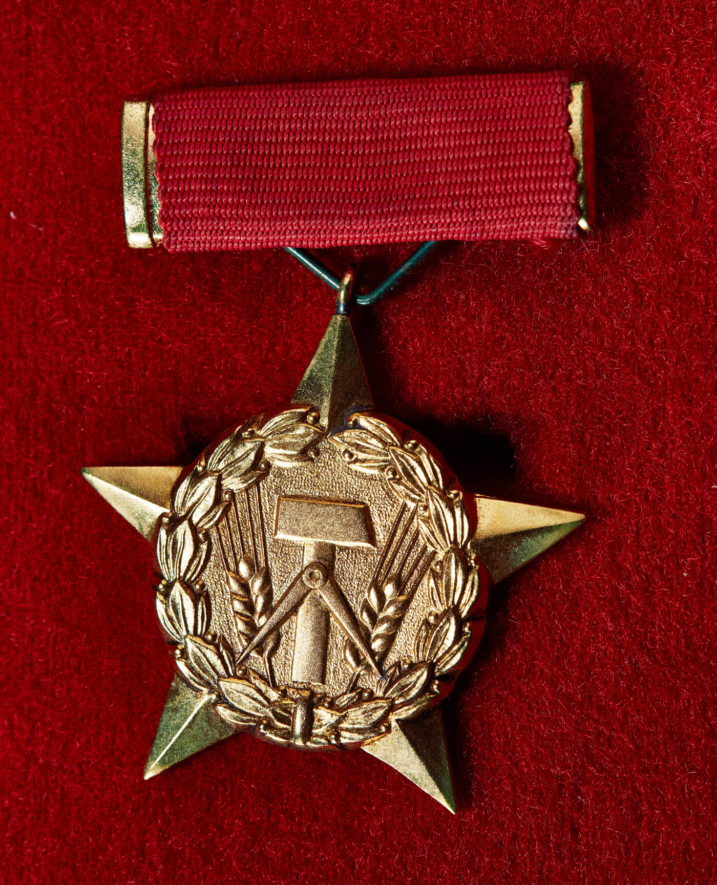 【俄甄集藏】“万象更新、马呈祥瑞”迎新春俄甄精品场-2026年(047)01-21 星期三 晚 19:30 全场包邮 民主德国（东德）劳动英雄勋章，原盒，铜质镀金，民事勋章里的天花板，共发型10000枚，直径：35mm，重量：15.63克