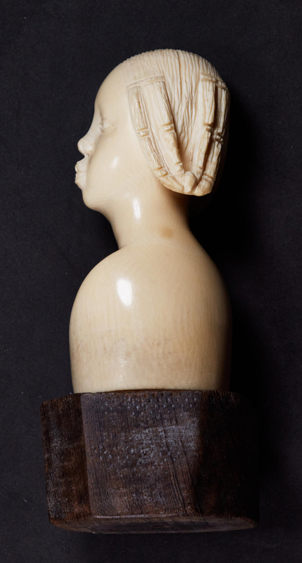 【俄甄集藏】“万象更新、马呈祥瑞”迎新春俄甄精品场-2026年(047)01-21 星期三 晚 19:30 全场包邮 欧洲回流中古白色有机材料妇女雕像，雕像高：120mm，雕像底部尺寸：50mmx40mm，雕像重量（不含木质底座）：311.02克，雕工精美，保存完好无纹裂，不可多得