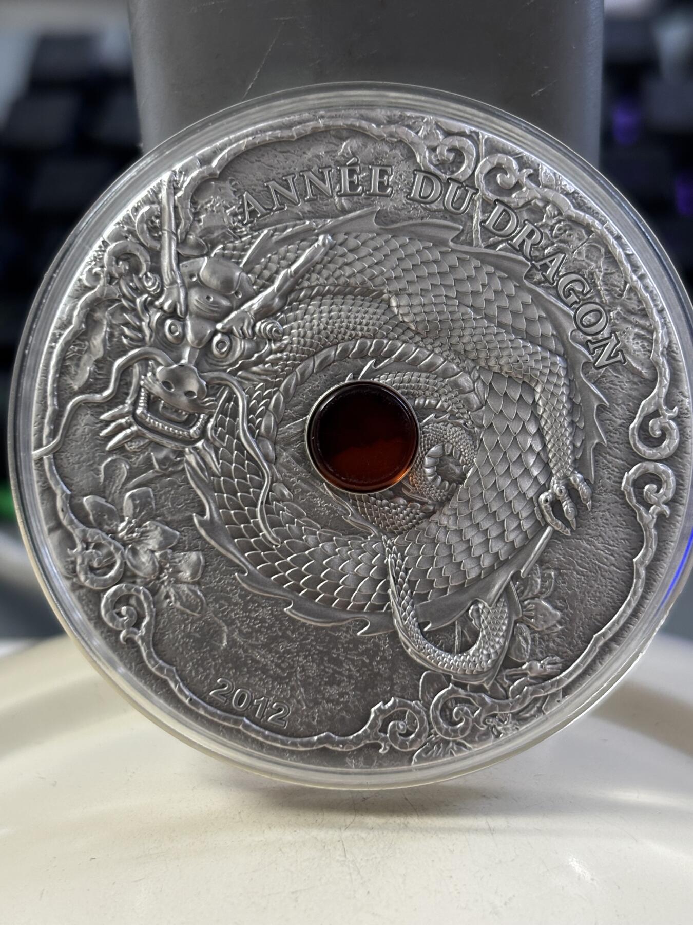 第188期拍卖 多哥2012年中国生肖龙年2盎司镶嵌琥珀仿古银币，999银，发行999枚