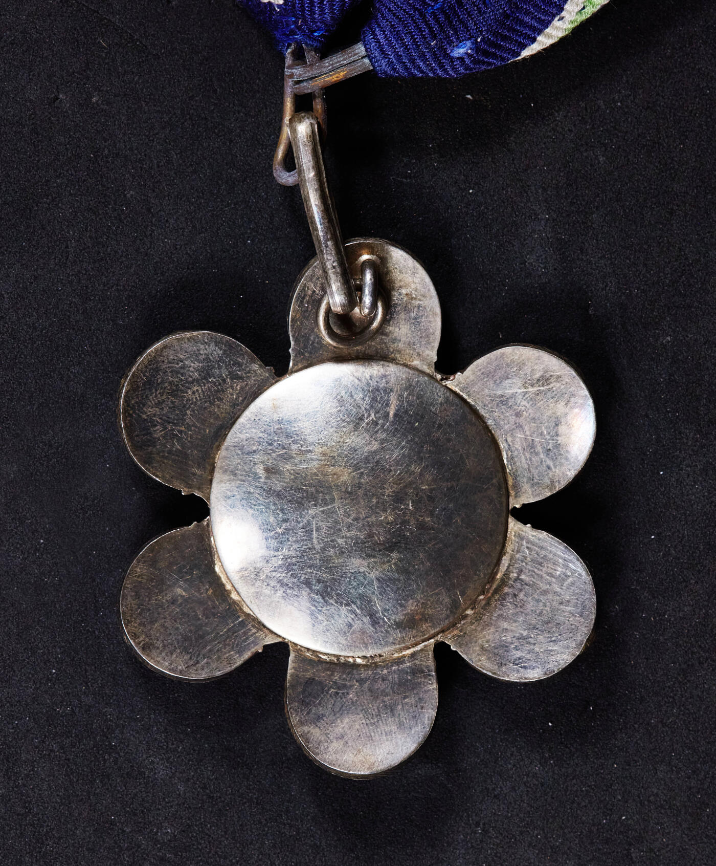 【俄甄集藏】“万象更新、马呈祥瑞”迎新春俄甄精品场-2026年(047)01-21 星期三 晚 19:30 全场包邮 尼泊尔王国四级骑士团勋章(त्रिशक्ति पट्ट/Order of Tri Shakti Patta/Order of the Three Divine Powers)，银质局部珐琅，授予为国家做出杰出贡献的尼泊尔公民以及热爱尼泊尔王国的外籍人士，直径：62mm，重量：56.9克，稀有品种，珐琅完好的难得一见