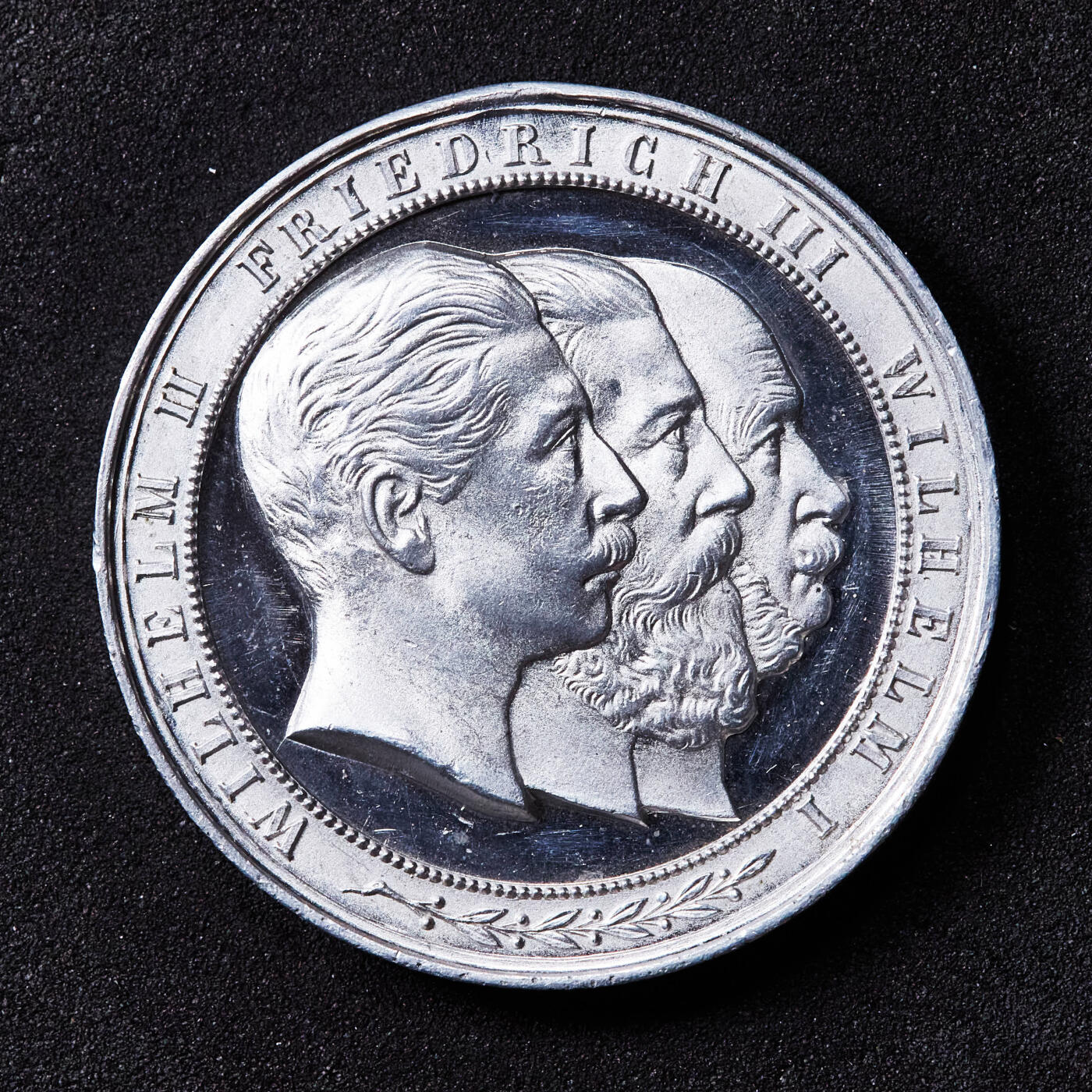 【俄甄集藏】“万象更新、马呈祥瑞”迎新春俄甄精品场-2026年(047)01-21 星期三 晚 19:30 全场包邮 德国黑森-卡塞尔1895年三代国王头像纪念德意志帝国成立25周年暨卡塞尔阅兵仪式铝章，直径：33mm，重量：4.16克，高浮雕，类精制底板