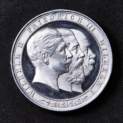 【俄甄集藏】“万象更新、马呈祥瑞”迎新春俄甄精品场-2026年(047)01-21 星期三 晚 19:30 全场包邮 - 德国黑森-卡塞尔1895年三代国王头像纪念德意志帝国成立25周年暨卡塞尔阅兵仪式铝章，直径：33mm，重量：4.16克，高浮雕，类精制底板