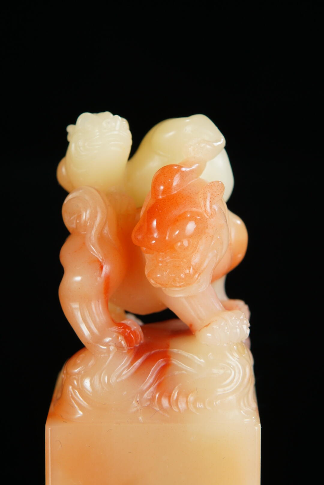 方寸藏珍·寿山田黄印章专场（一） 寿山三彩芙蓉石《携子上朝》钮章