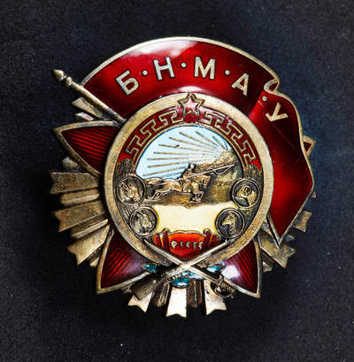 【俄甄集藏】“万象更新、马呈祥瑞”迎新春俄甄精品场-2026年(047)01-21 星期三 晚 19:30 全场包邮 - 蒙古1940年二战版战斗红旗勋章，银质珐琅局部镀金，856小号，整体保存完好，珐琅2点方向有一处划痕，高等级稀少品种，直径：50mm，重量：58.9克