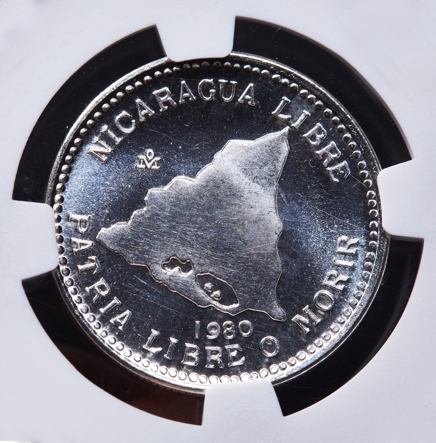 【俄甄集藏】“万象更新、马呈祥瑞”迎新春俄甄精品场-2026年(047)01-21 星期三 晚 19:30 全场包邮 尼加拉瓜1980年纪念革命胜利一周年民族英雄系列500科多巴精制银币3枚套，NGC PF65-67CAMEO，奥古斯托·塞萨尔·桑迪诺、里戈韦托·洛佩斯·佩雷斯、多巴斯·卡洛斯·丰塞卡，单枚重14克，925银，发行量均为7000枚，含纯银共38.85可