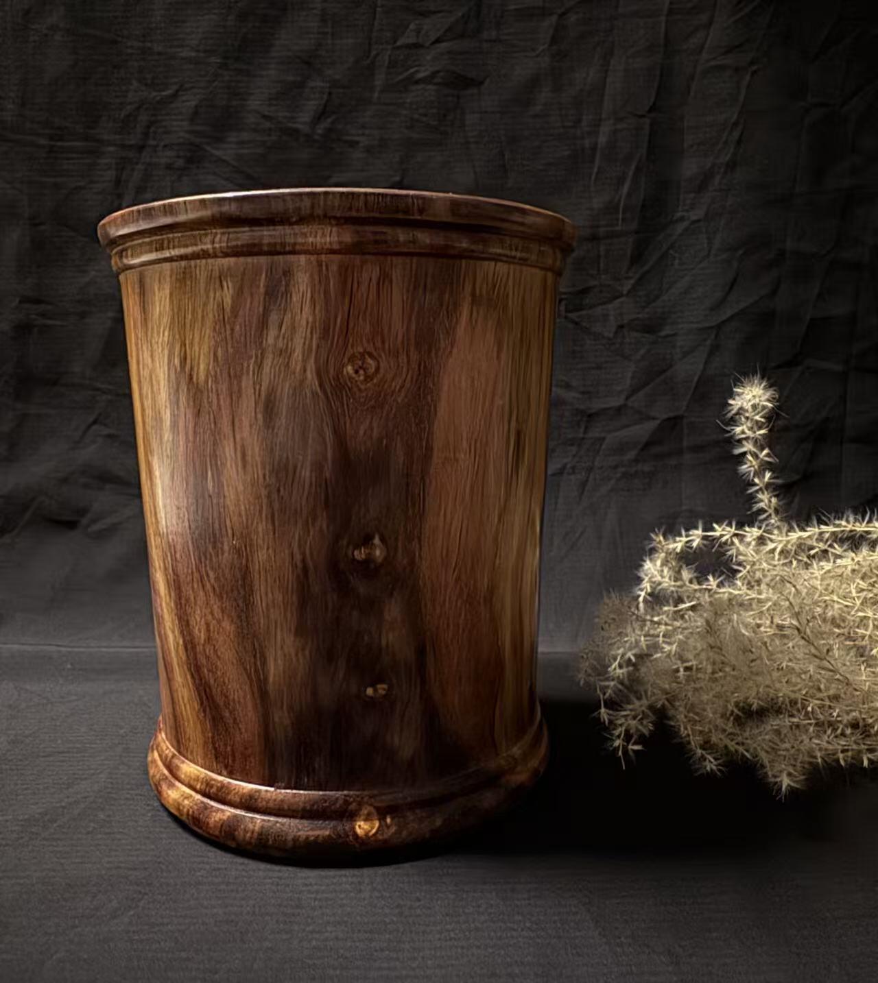 零元拍：海南黄花梨大笔筒，近十斤料整颗料抠出，口径：110/136/底104MM，山峰纹理漂亮