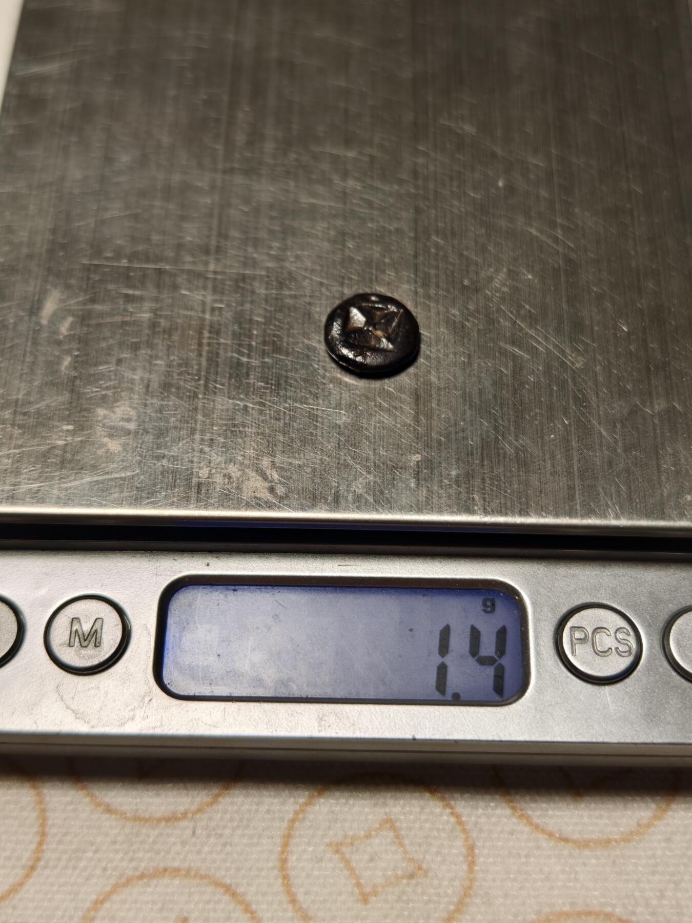 抚柳草堂-第九期章牌钱币（大寒专场） 奖章勋章限时免佣 满百包邮 放漏专场 三佛齐王国末期至满者伯夷王国早期打制小银币 1.4g重正面有檀香花徽记，背面爪哇岛文，面值1 Unit或称Masa