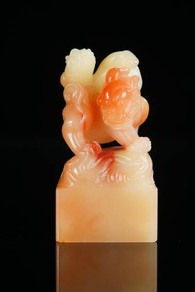 方寸藏珍·寿山田黄印章专场（一） - 寿山三彩芙蓉石《携子上朝》钮章