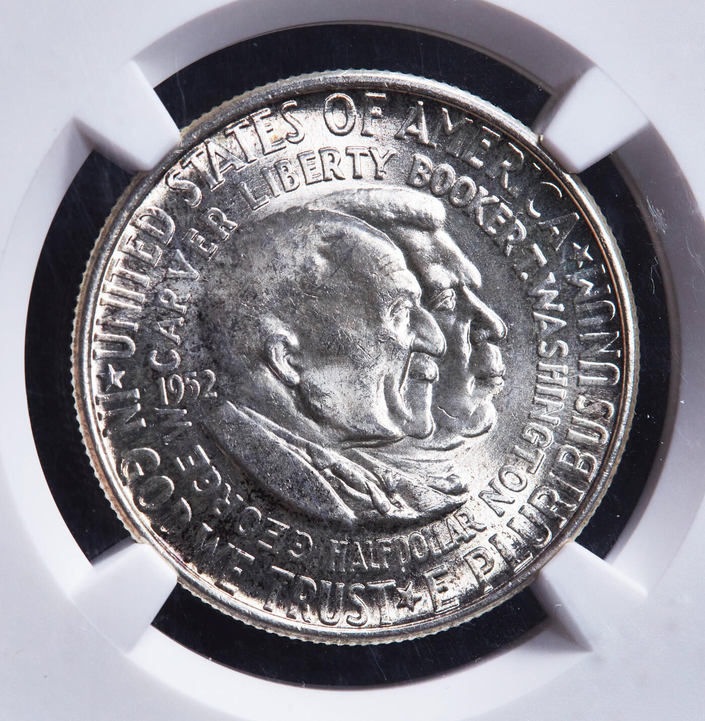 【俄甄集藏】“万象更新、马呈祥瑞”迎新春俄甄精品场-2026年(047)01-21 星期三 晚 19:30 全场包邮 美国1952年纪念非洲裔农业学家乔治·卡弗与教育家布克·华盛顿50美分银币，NGC MS65，转光品相