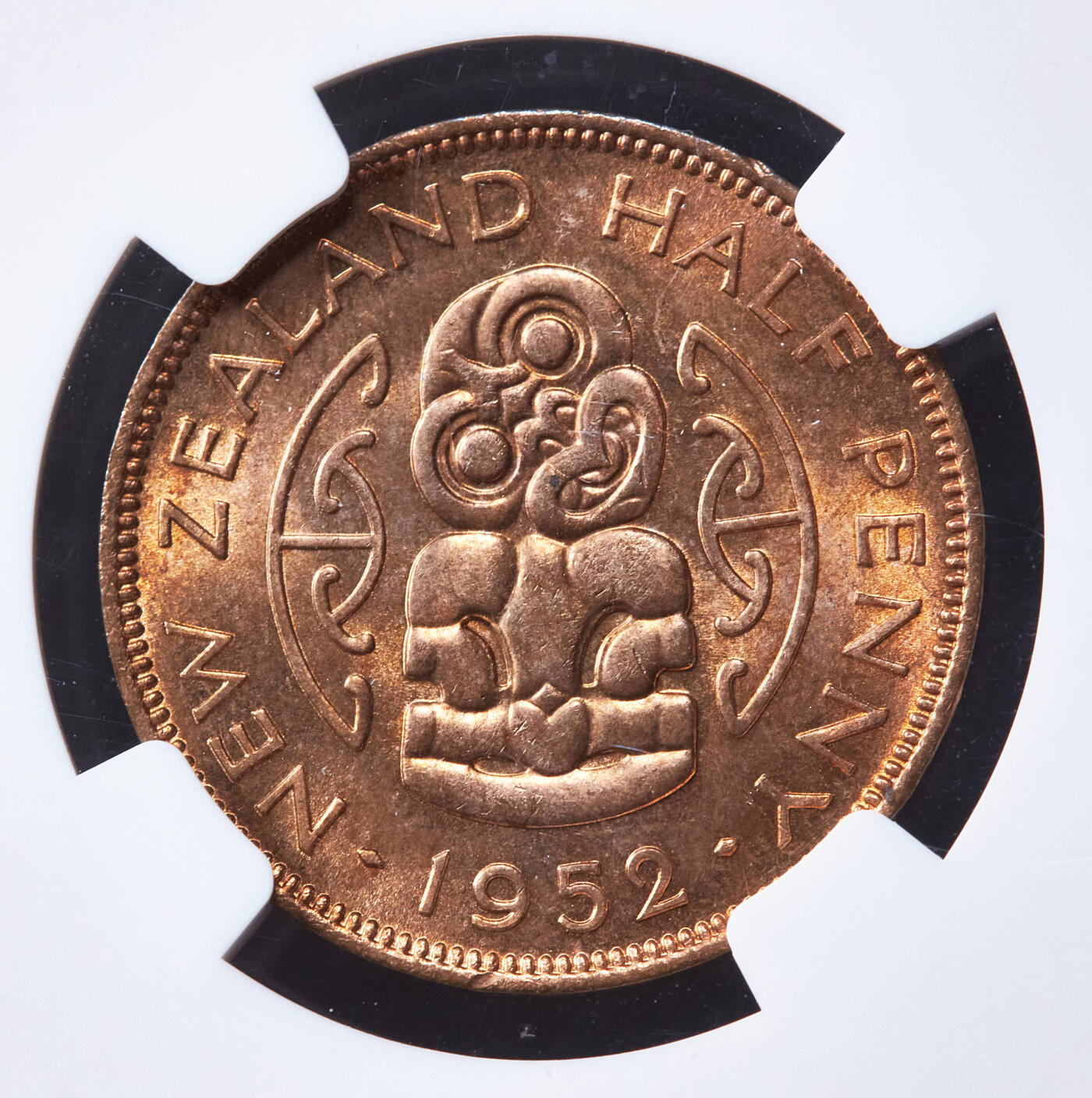 【俄甄集藏】“万象更新、马呈祥瑞”迎新春俄甄精品场-2026年(047)01-21 星期三 晚 19:30 全场包邮 新西兰1952年乔治六世1/2便士毛利人绿玉猴图腾护身符铜币，NGC 65RD，原铜光难得，转光品相