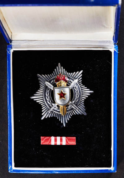 【俄甄集藏】“万象更新、马呈祥瑞”迎新春俄甄精品场-2026年(047)01-21 星期三 晚 19:30 全场包邮 - 南斯拉夫三级军事功勋勋章，原盒，铜质镀银局部珐琅，全品，五火炬版，直径：65mm，重量：64.47克