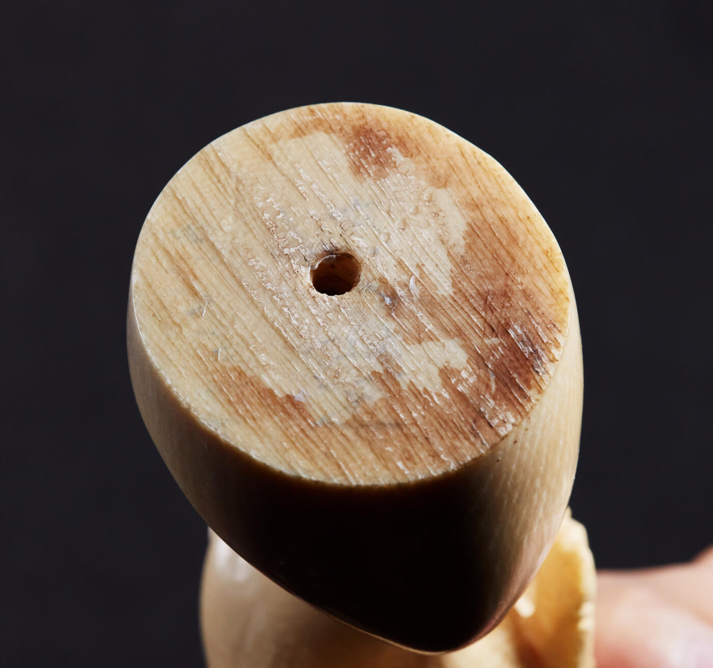 【俄甄集藏】“万象更新、马呈祥瑞”迎新春俄甄精品场-2026年(047)01-21 星期三 晚 19:30 全场包邮 欧洲回流中古白色有机材料妇女雕像，雕像高：120mm，雕像底部尺寸：50mmx40mm，雕像重量（不含木质底座）：311.02克，雕工精美，保存完好无纹裂，不可多得