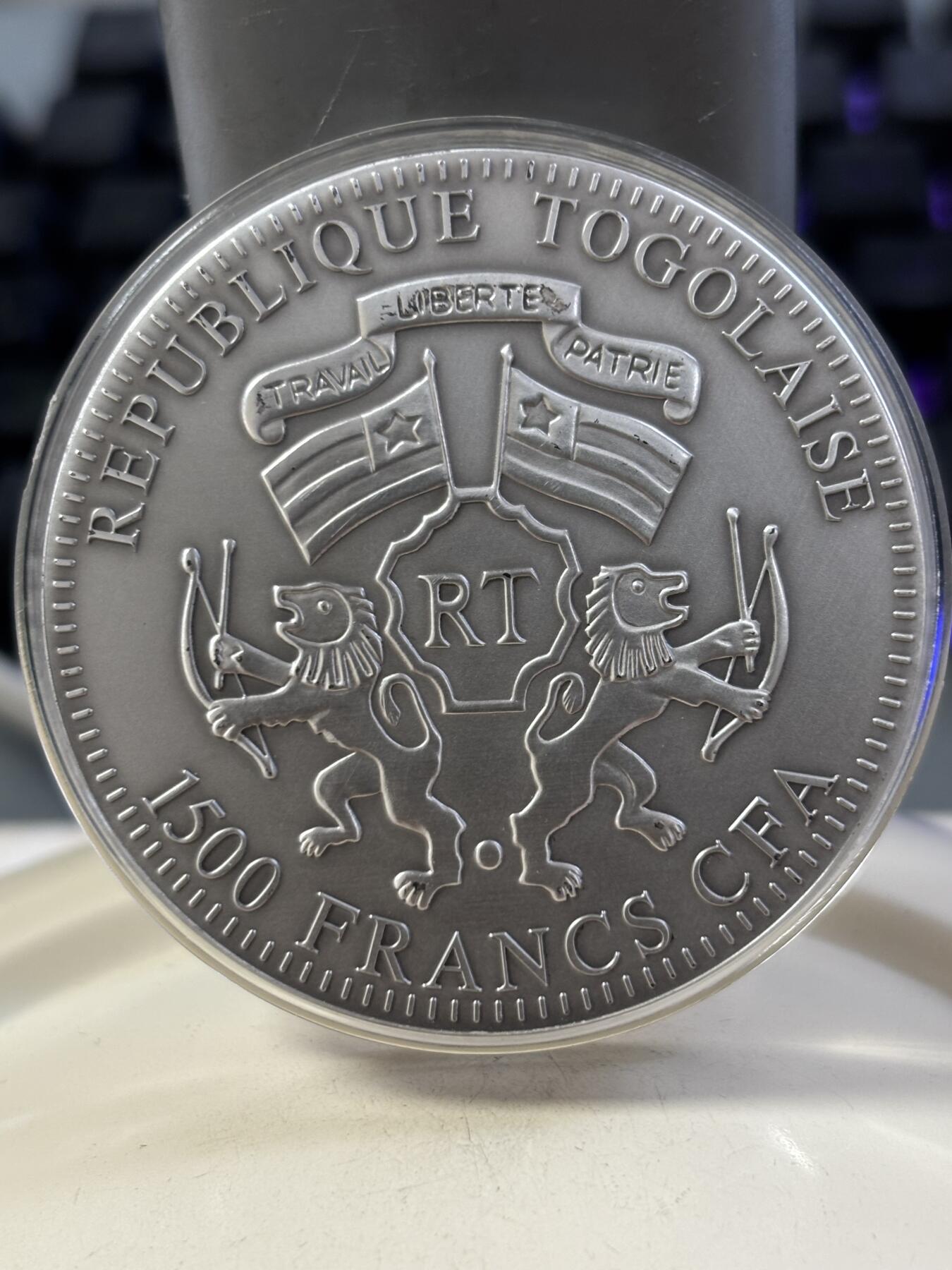 第188期拍卖 多哥2012年中国生肖龙年2盎司镶嵌琥珀仿古银币，999银，发行999枚