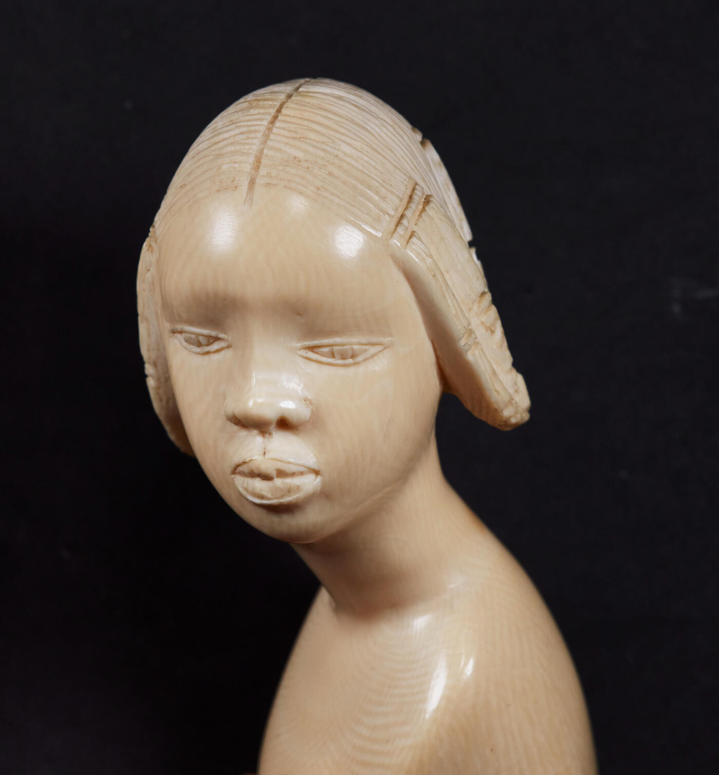 【俄甄集藏】“万象更新、马呈祥瑞”迎新春俄甄精品场-2026年(047)01-21 星期三 晚 19:30 全场包邮 欧洲回流中古白色有机材料妇女雕像，雕像高：120mm，雕像底部尺寸：50mmx40mm，雕像重量（不含木质底座）：311.02克，雕工精美，保存完好无纹裂，不可多得