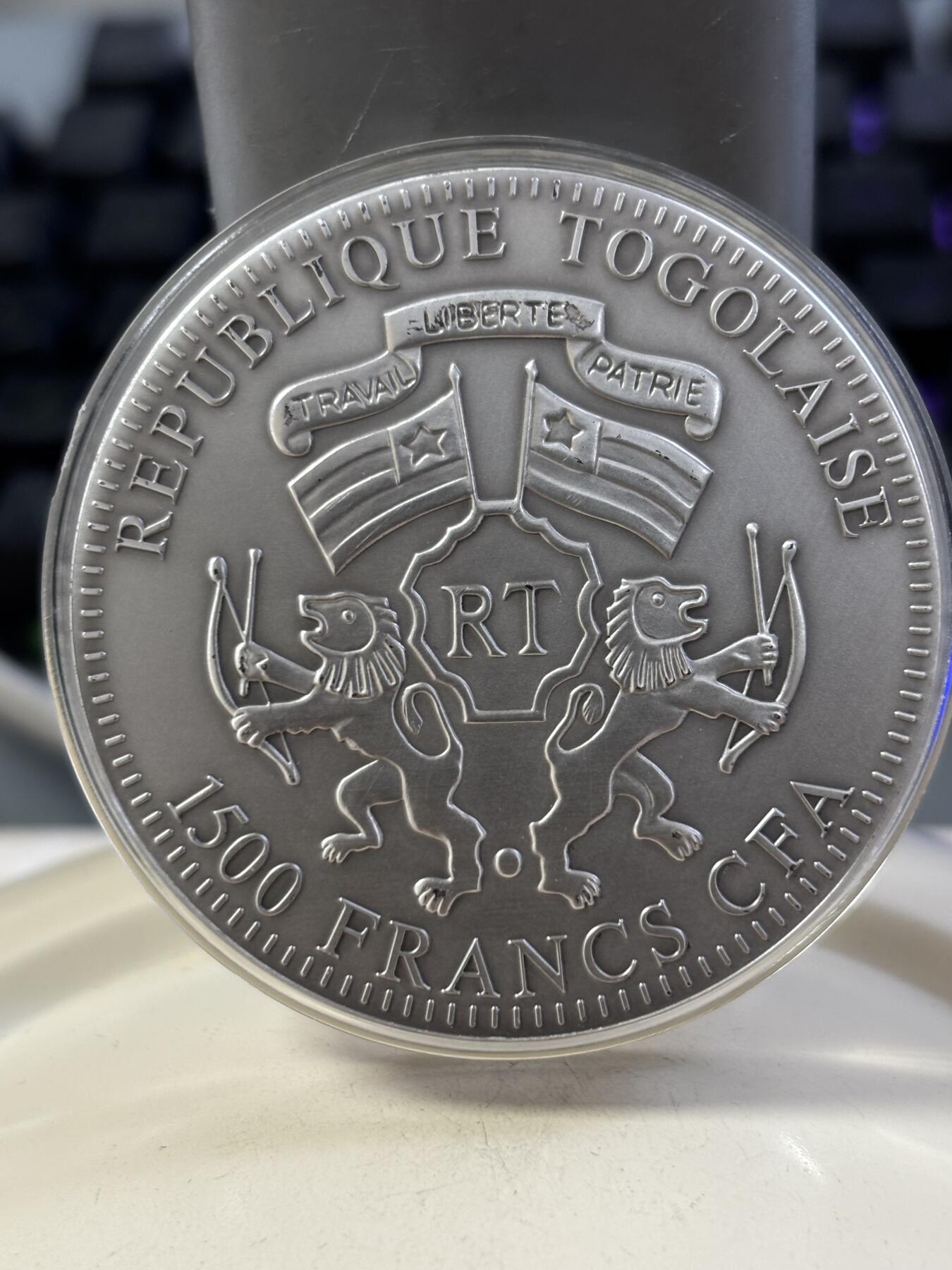 第188期拍卖 多哥2012年中国生肖龙年2盎司镶嵌琥珀仿古银币，999银，发行999枚