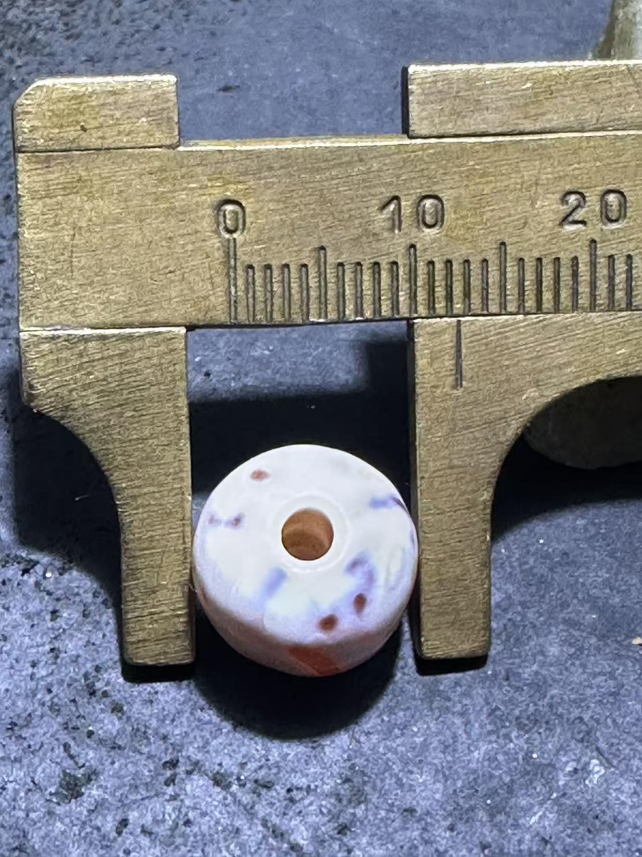 高玉化风化纹奶油皮玛瑙随形老形桶珠一颗