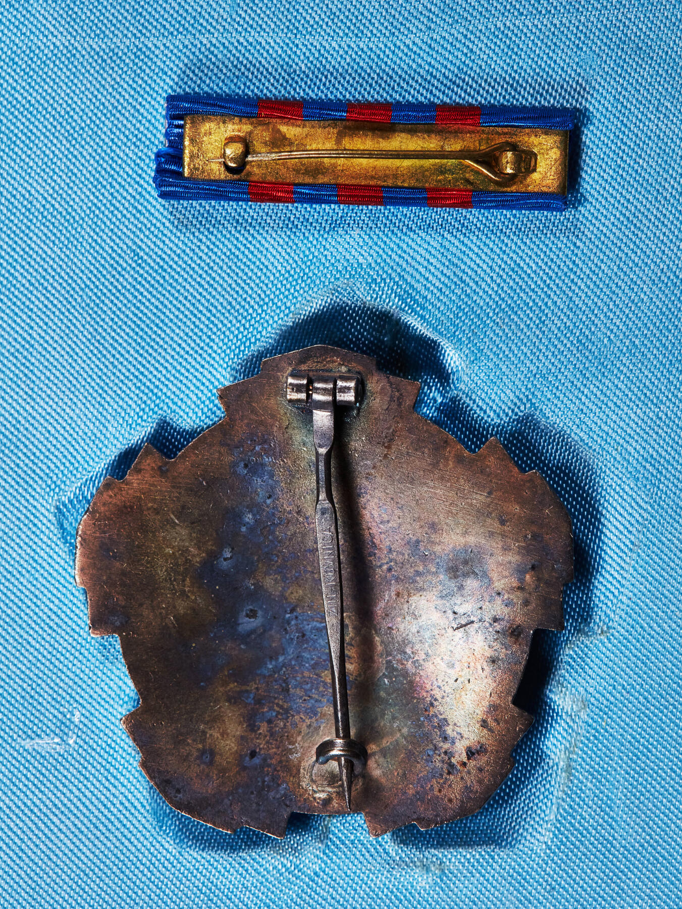 【俄甄集藏】“万象更新、马呈祥瑞”迎新春俄甄精品场-2026年(047)01-21 星期三 晚 19:30 全场包邮 南斯拉夫三级劳动勋章，晚期别针版，铜质镀银，原盒带略，直径：45mm，重量：25.55克，外盒老化开裂