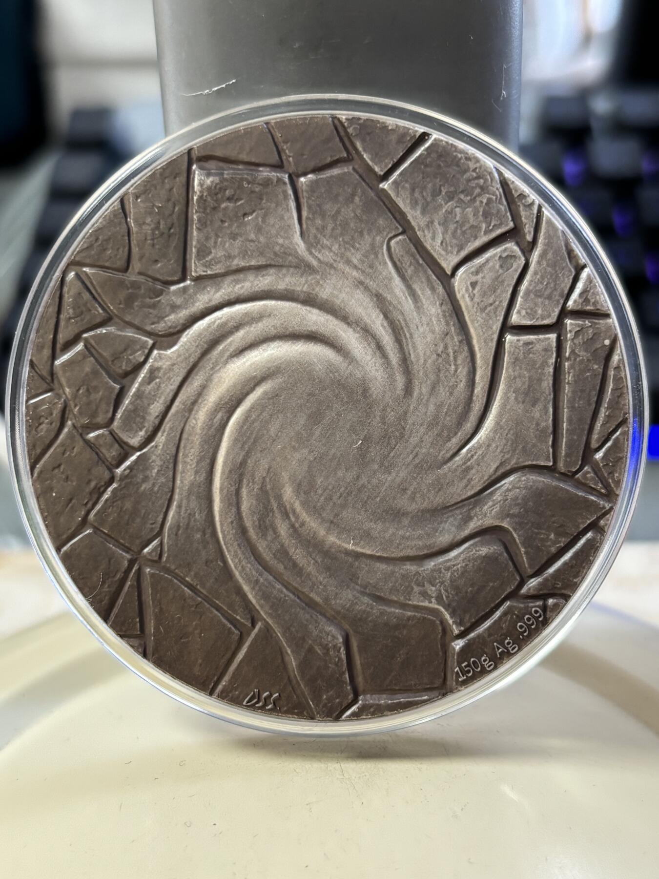 第188期拍卖 铸梦系列银章《铸梦·碟缘》纪念银章带盒证书，150克，999银，材料价3255